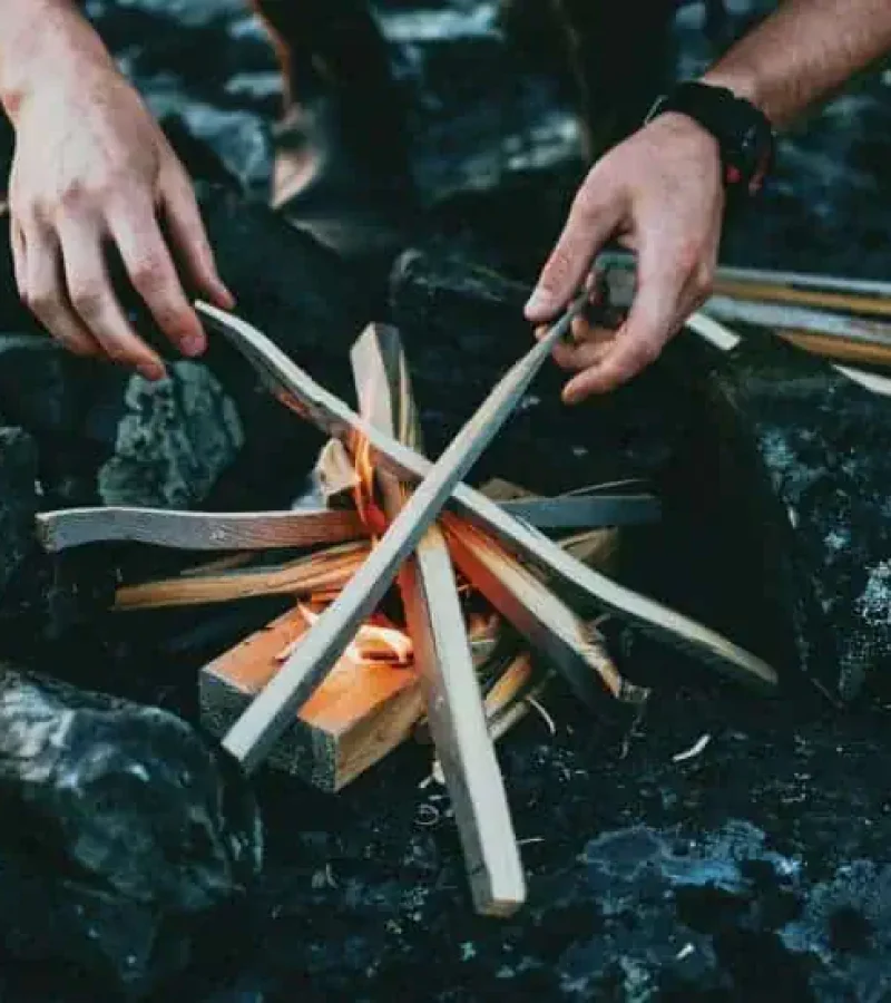 Grillning över en öppen eld på High Adventures äventyrsbana under ett företagsevent i Göteborg