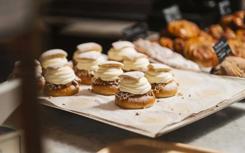 Fika med semlor från brödfabriken under ett företagsevent i Göteborg